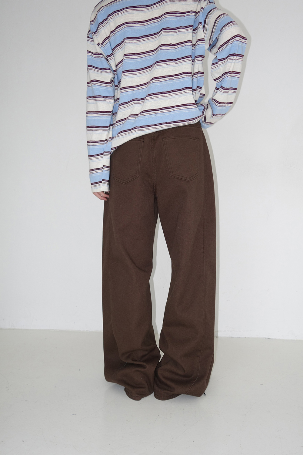 바지 모델 착용 이미지-S3L4