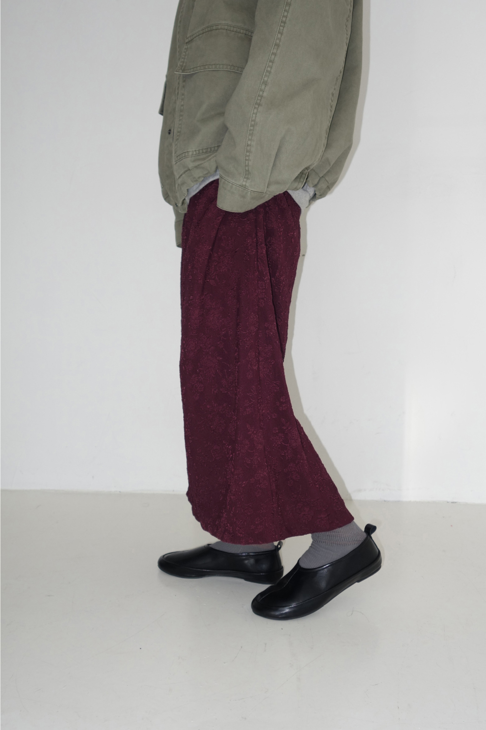 롱 스커트 모델 착용 이미지-S2L3