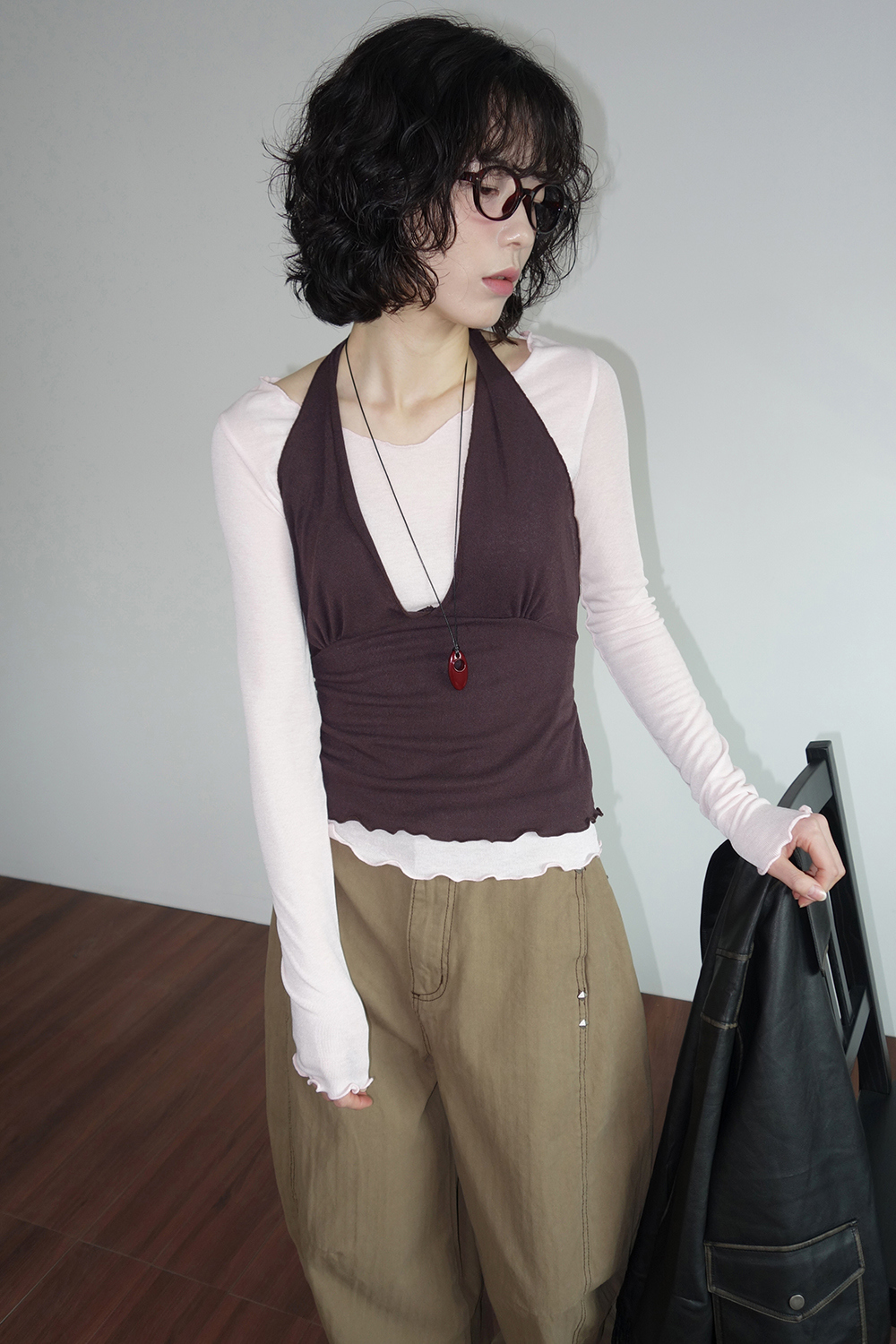 긴팔 티셔츠 모델 착용 이미지-S1L9