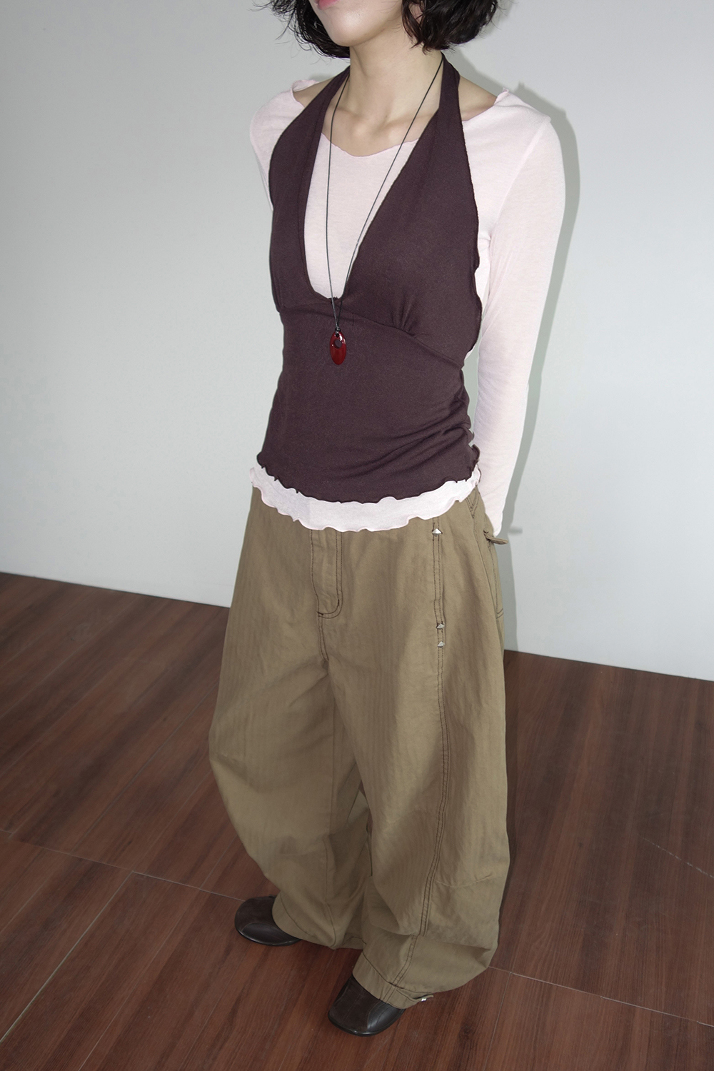 긴팔 티셔츠 모델 착용 이미지-S1L6