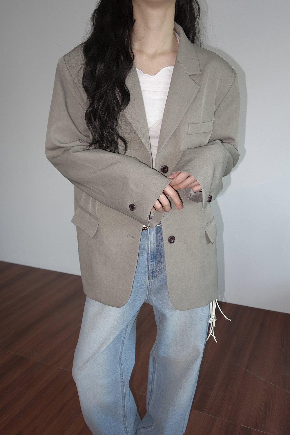 긴팔 티셔츠 모델 착용 이미지-S2L25