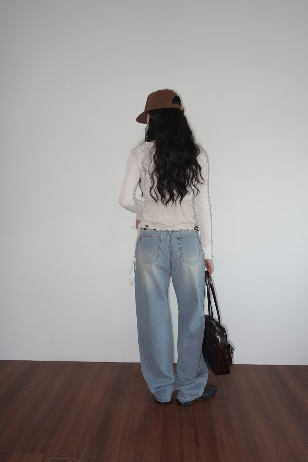 긴팔 티셔츠 모델 착용 이미지-S2L23