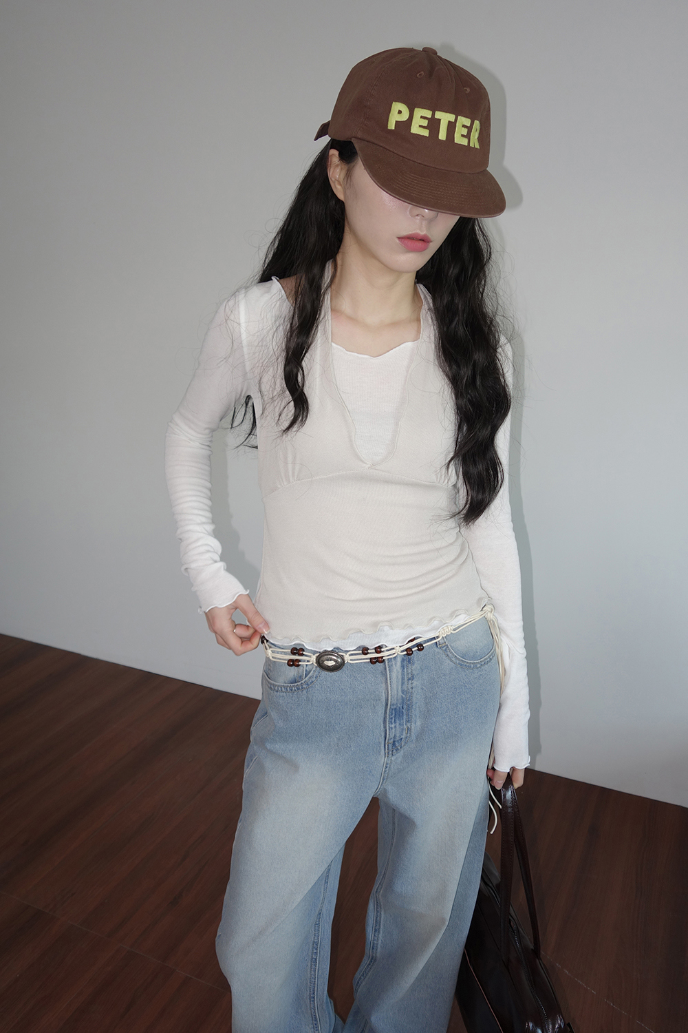 긴팔 티셔츠 모델 착용 이미지-S2L14