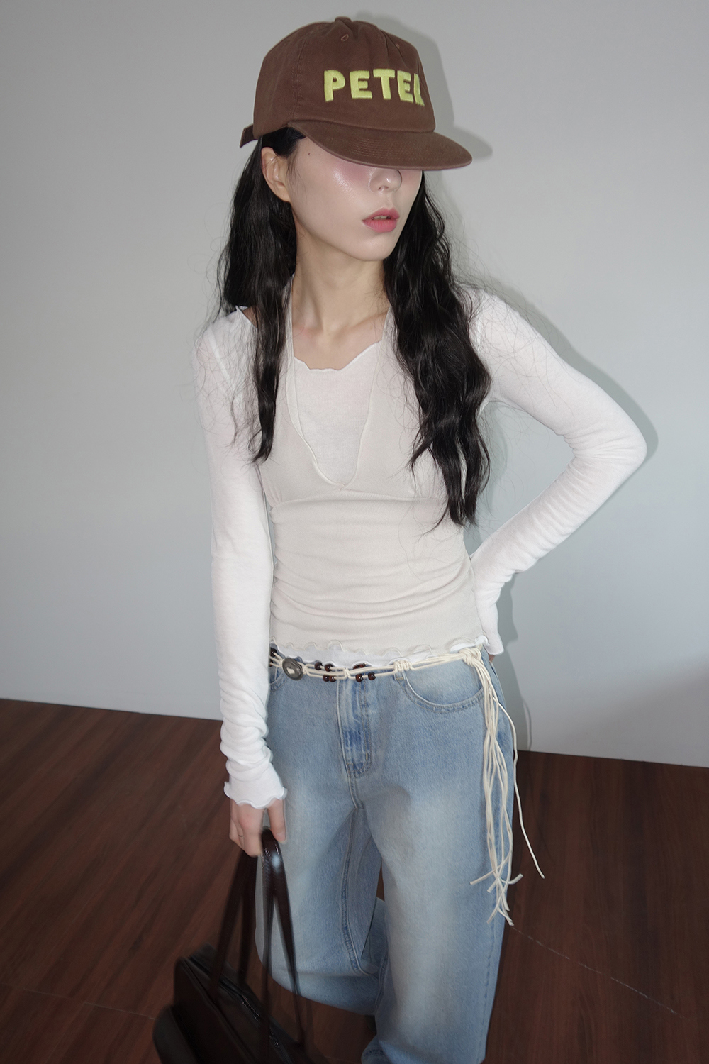 긴팔 티셔츠 모델 착용 이미지-S2L3