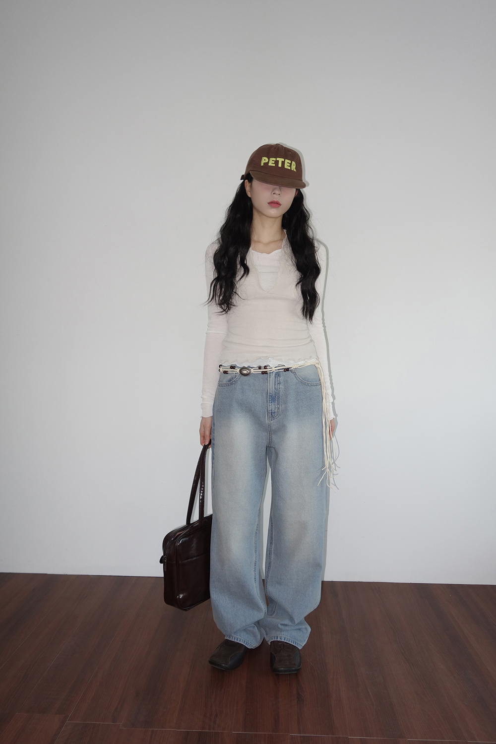 긴팔 티셔츠 모델 착용 이미지-S2L21