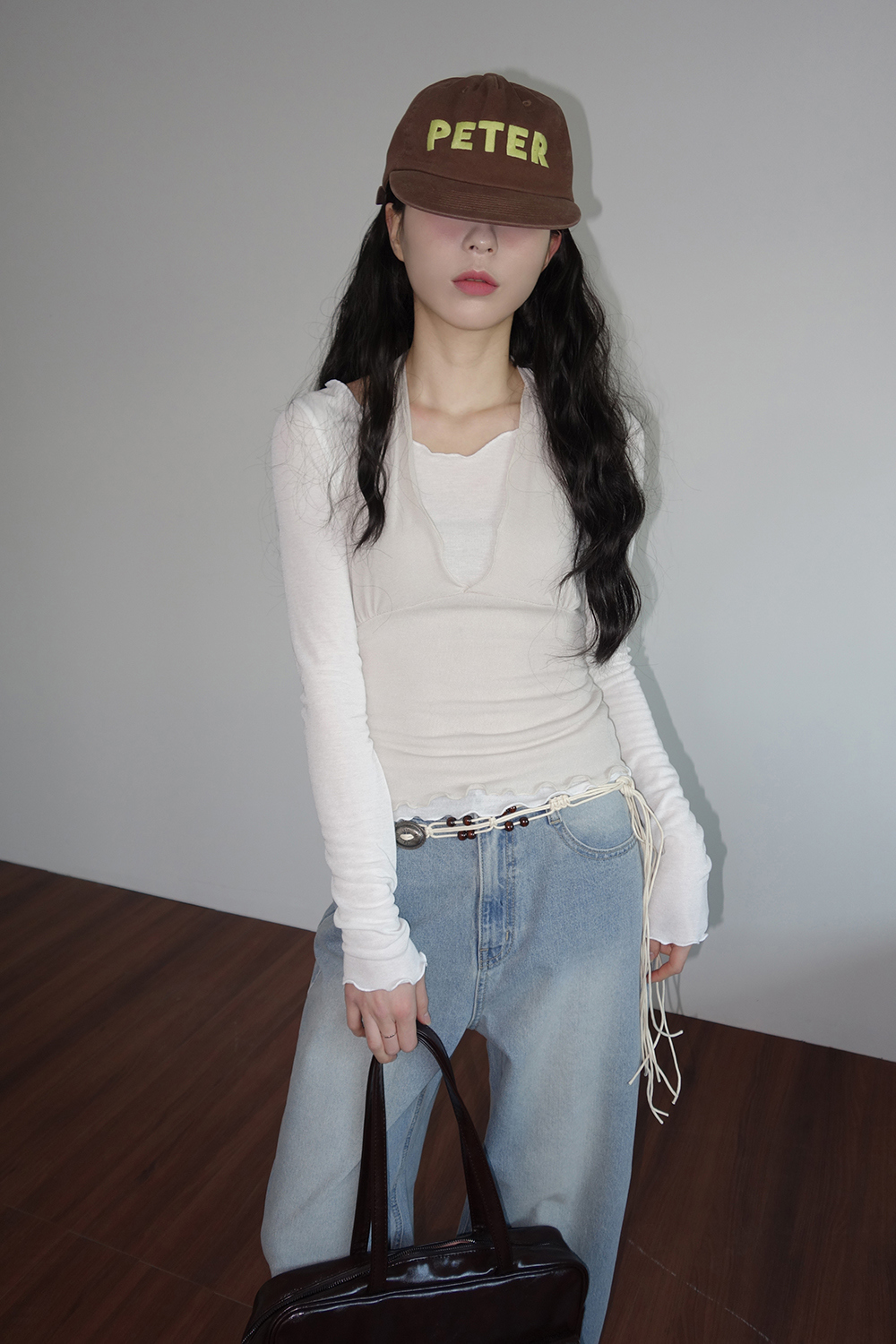 긴팔 티셔츠 모델 착용 이미지-S2L2