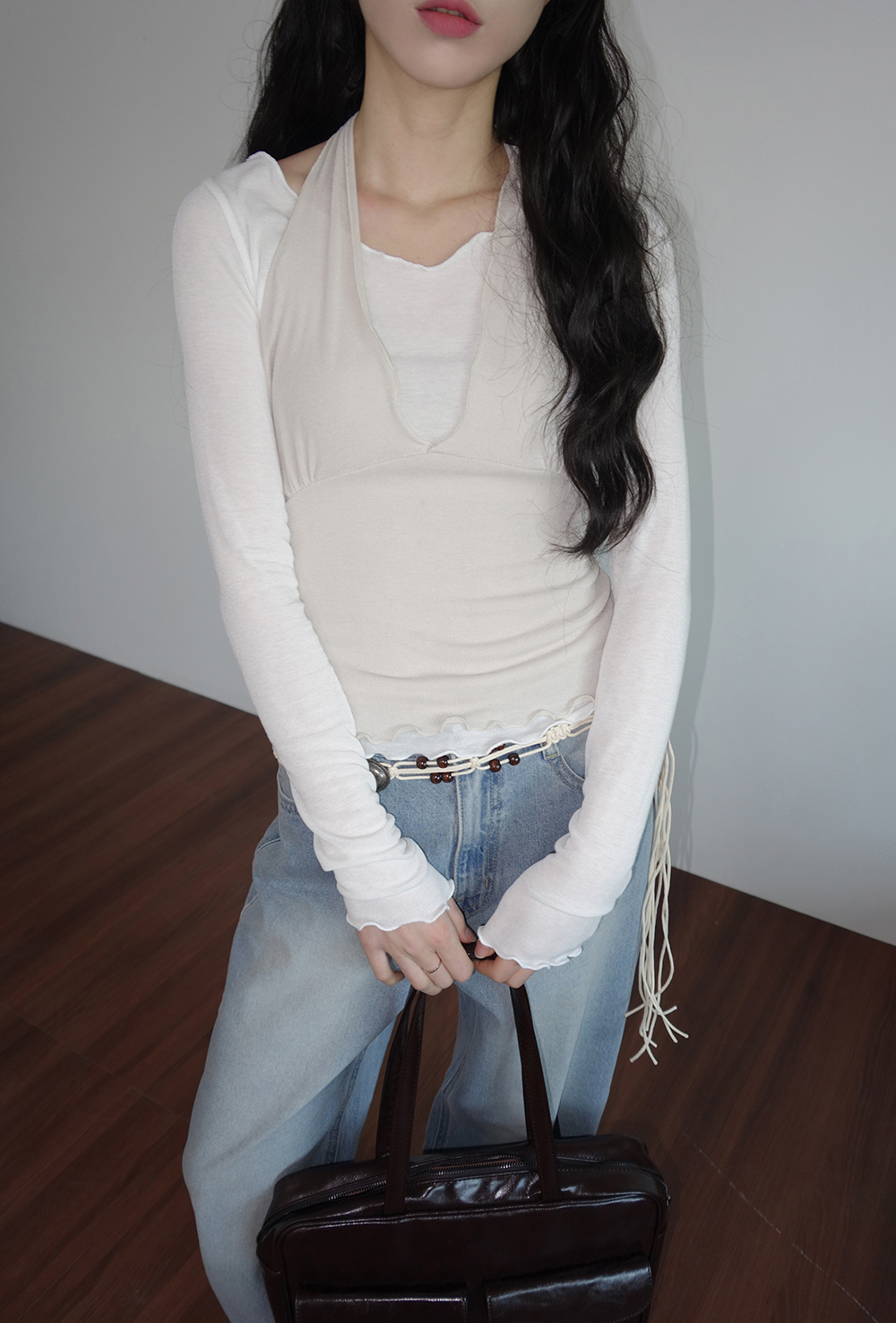 긴팔 티셔츠 모델 착용 이미지-S2L12