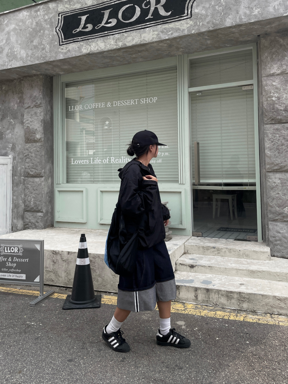 반바지 모델 착용 이미지-S2L20