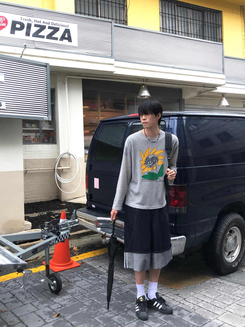 반바지 모델 착용 이미지-S2L10