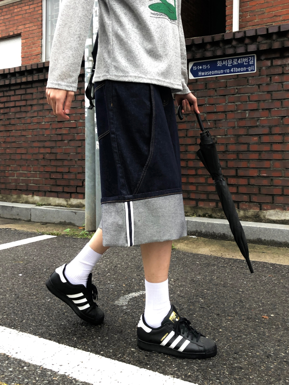 반바지 모델 착용 이미지-S2L16