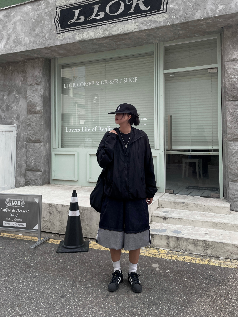 반바지 모델 착용 이미지-S2L19