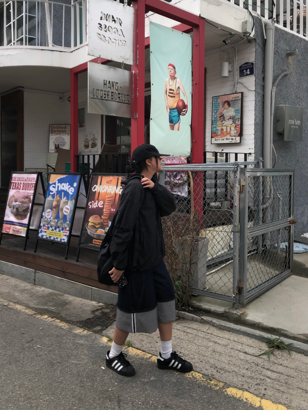 반바지 모델 착용 이미지-S2L22