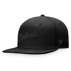 디트로이트 타이거스의 열광적인 팬들이 검정 모자에 검정 브랜드를 달았다 / 윌리스포츠 어센틱
