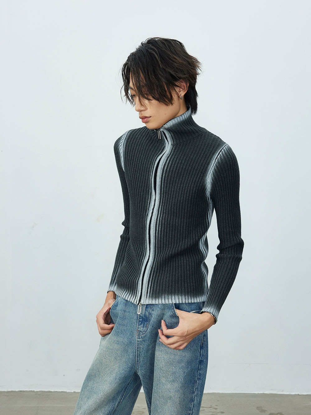 [DOCUMENT] Unisex slim-fit zip sweater