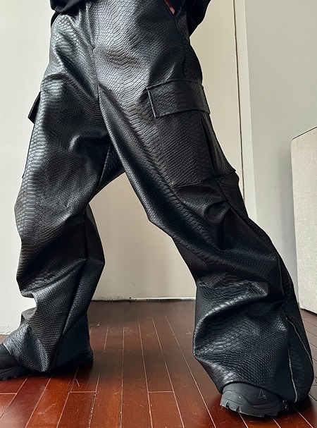 [TRIANGLE PROJECT] Crocodile leather pattern multi-pocket wide pants