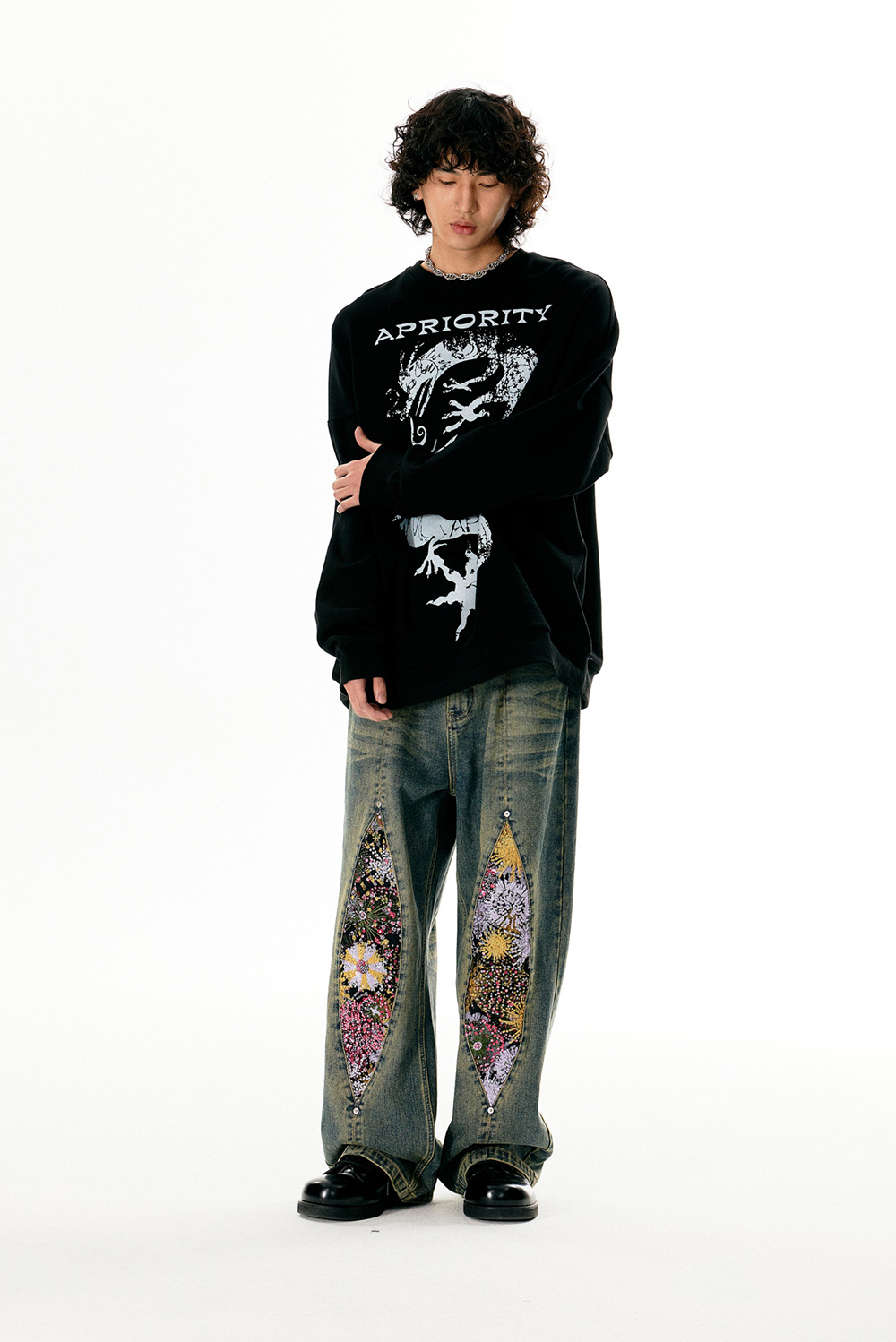 APRIORITY] Floral Embroidery Vintage Washed Jeans - BCAESAR