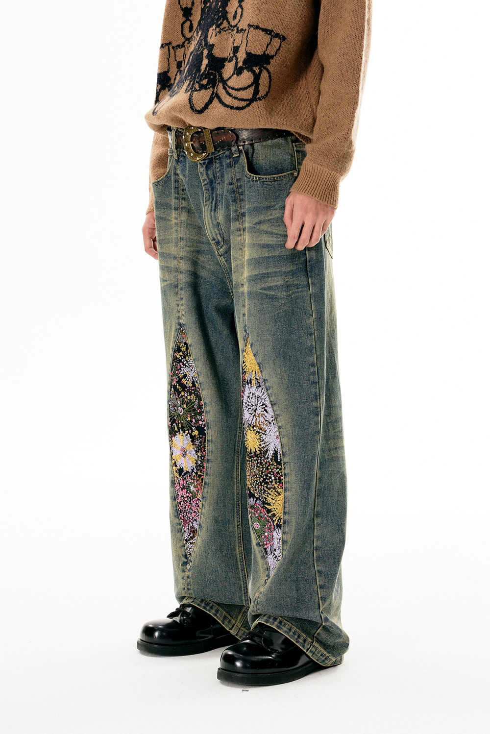APRIORITY] Floral Embroidery Vintage Washed Jeans - BCAESAR
