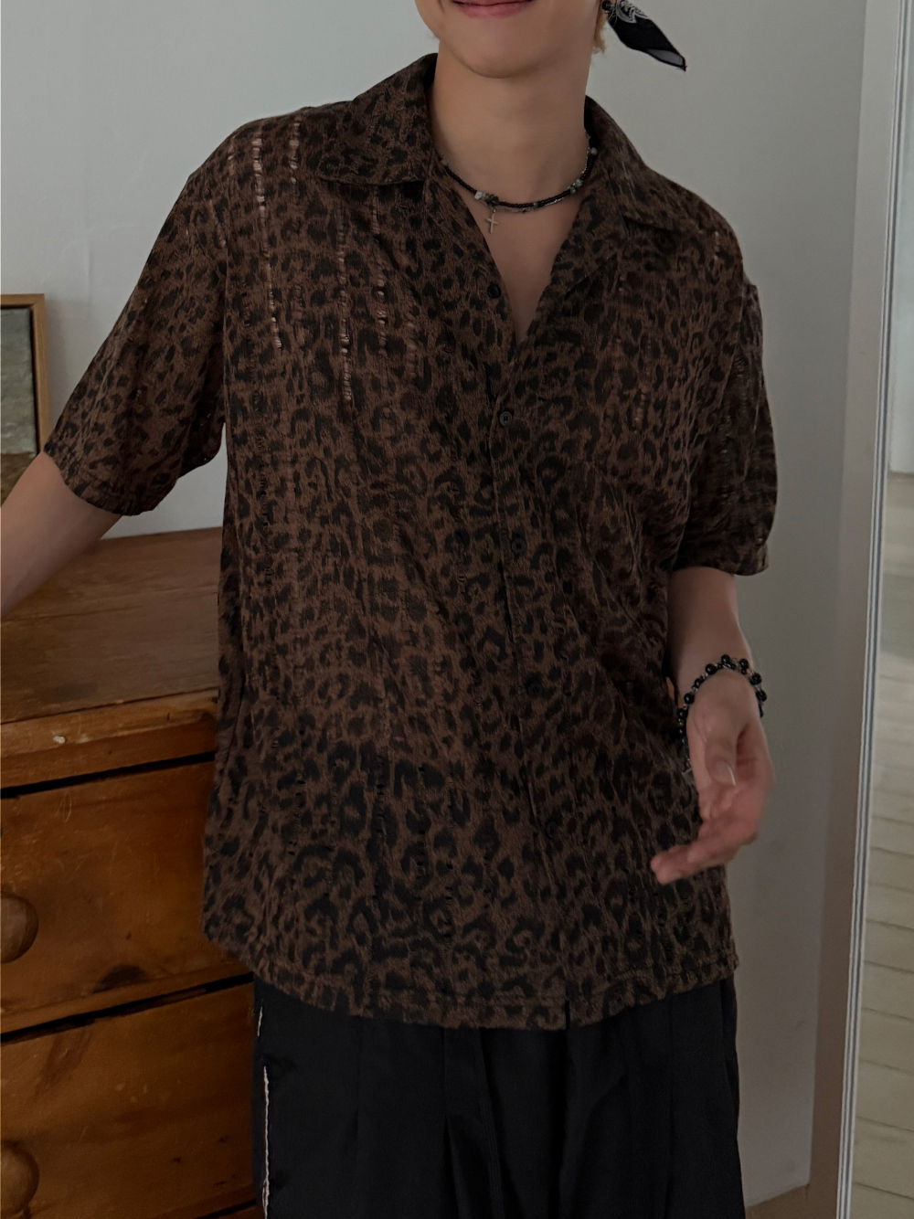 반팔 티셔츠 모델 착용 이미지-S221L9