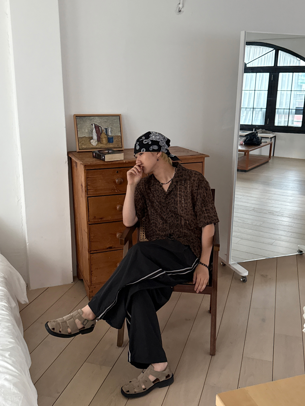 반팔 티셔츠 모델 착용 이미지-S221L14