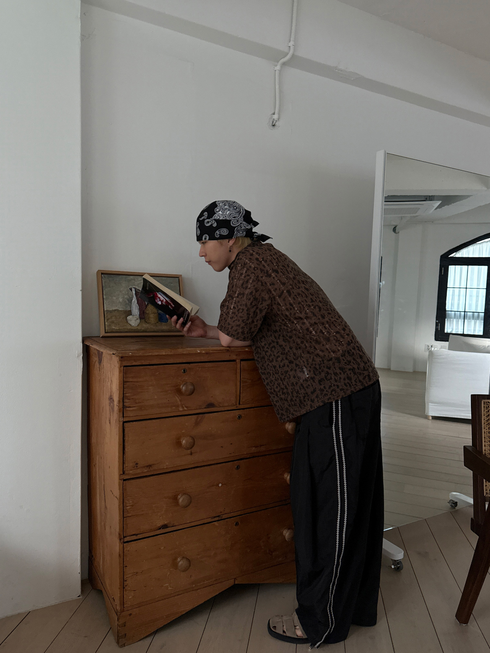 반팔 티셔츠 모델 착용 이미지-S221L11