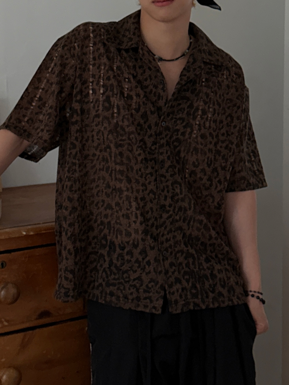 반팔 티셔츠 모델 착용 이미지-S221L6