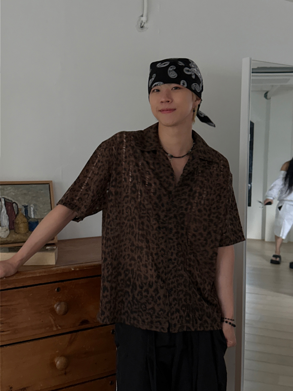 반팔 티셔츠 모델 착용 이미지-S221L5