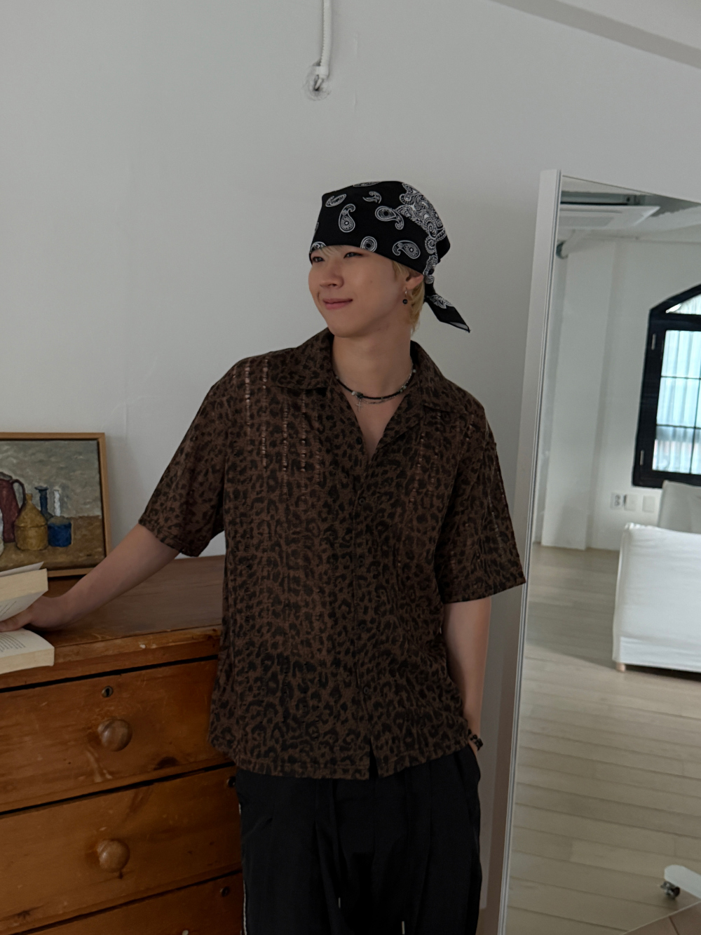 반팔 티셔츠 모델 착용 이미지-S221L8