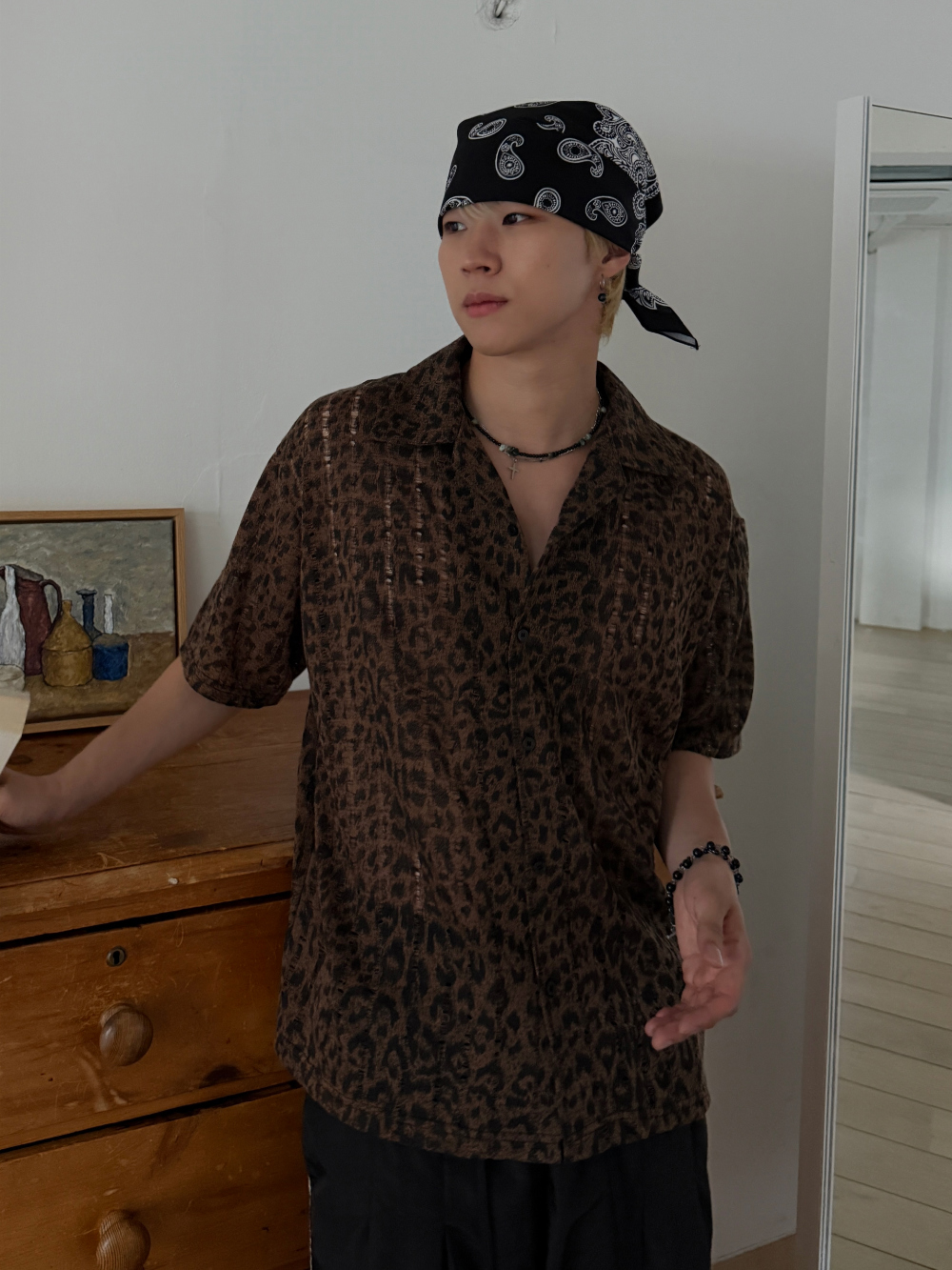 반팔 티셔츠 모델 착용 이미지-S221L3