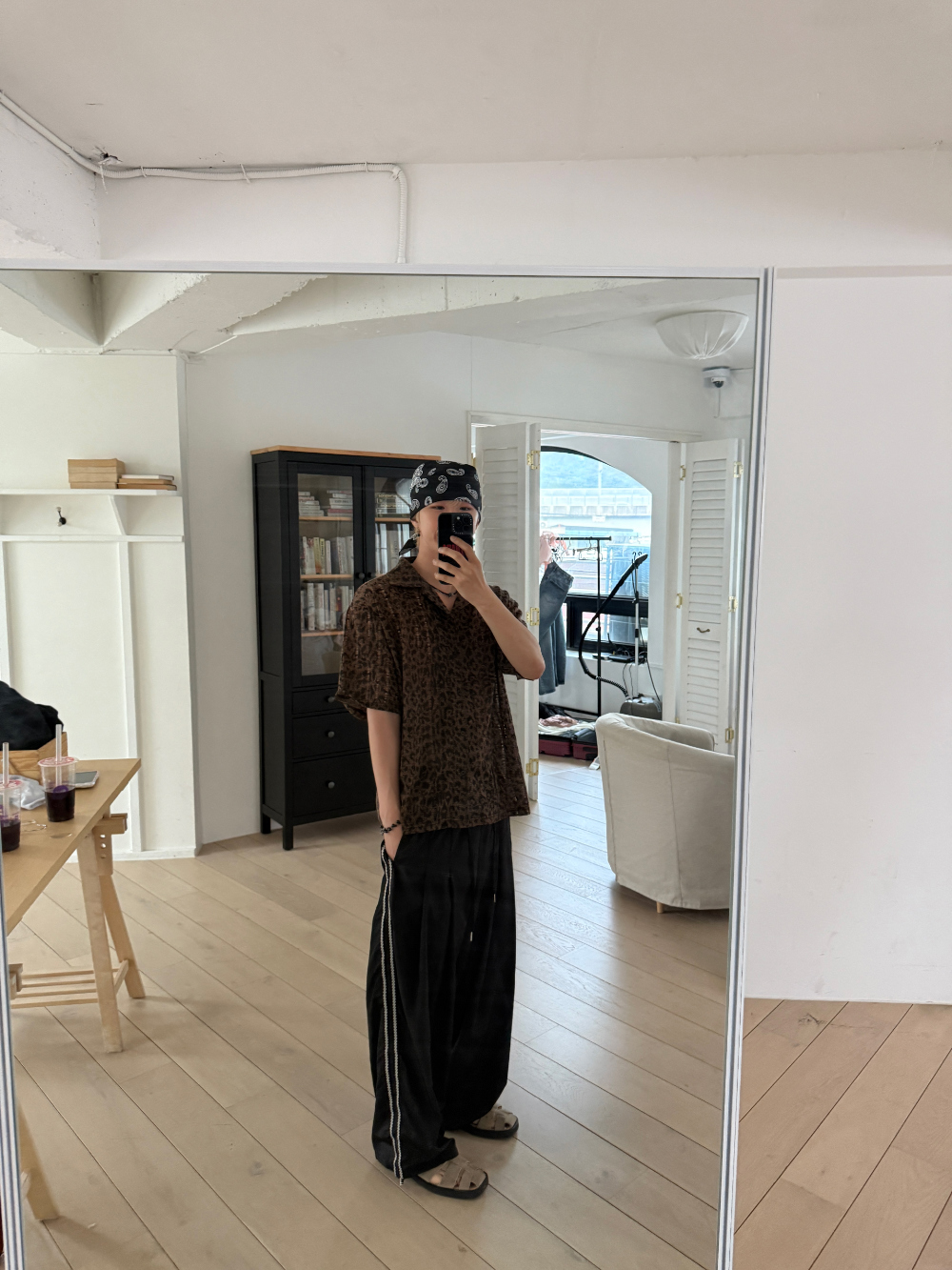 반팔 티셔츠 모델 착용 이미지-S221L20