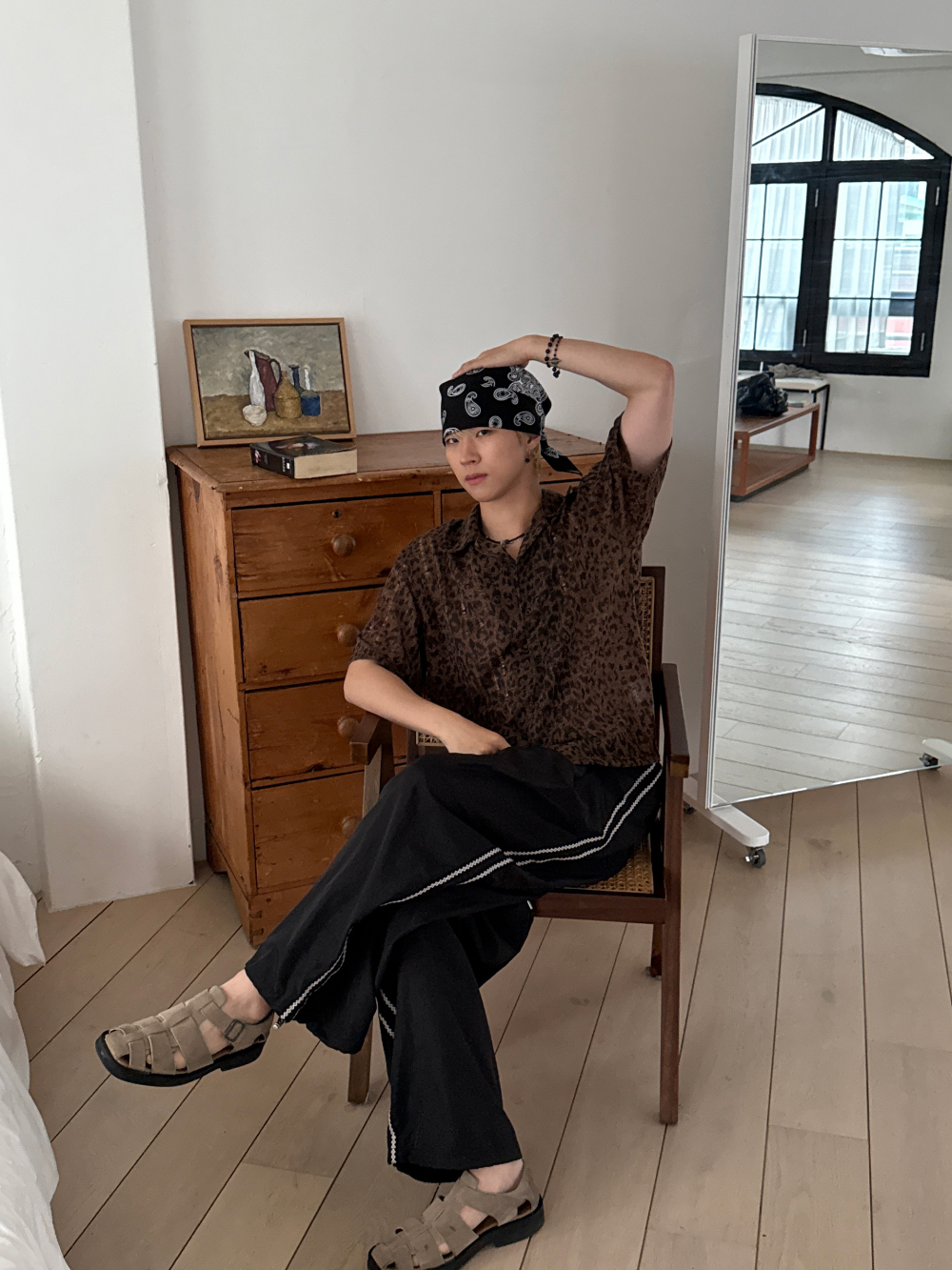 반팔 티셔츠 모델 착용 이미지-S221L13