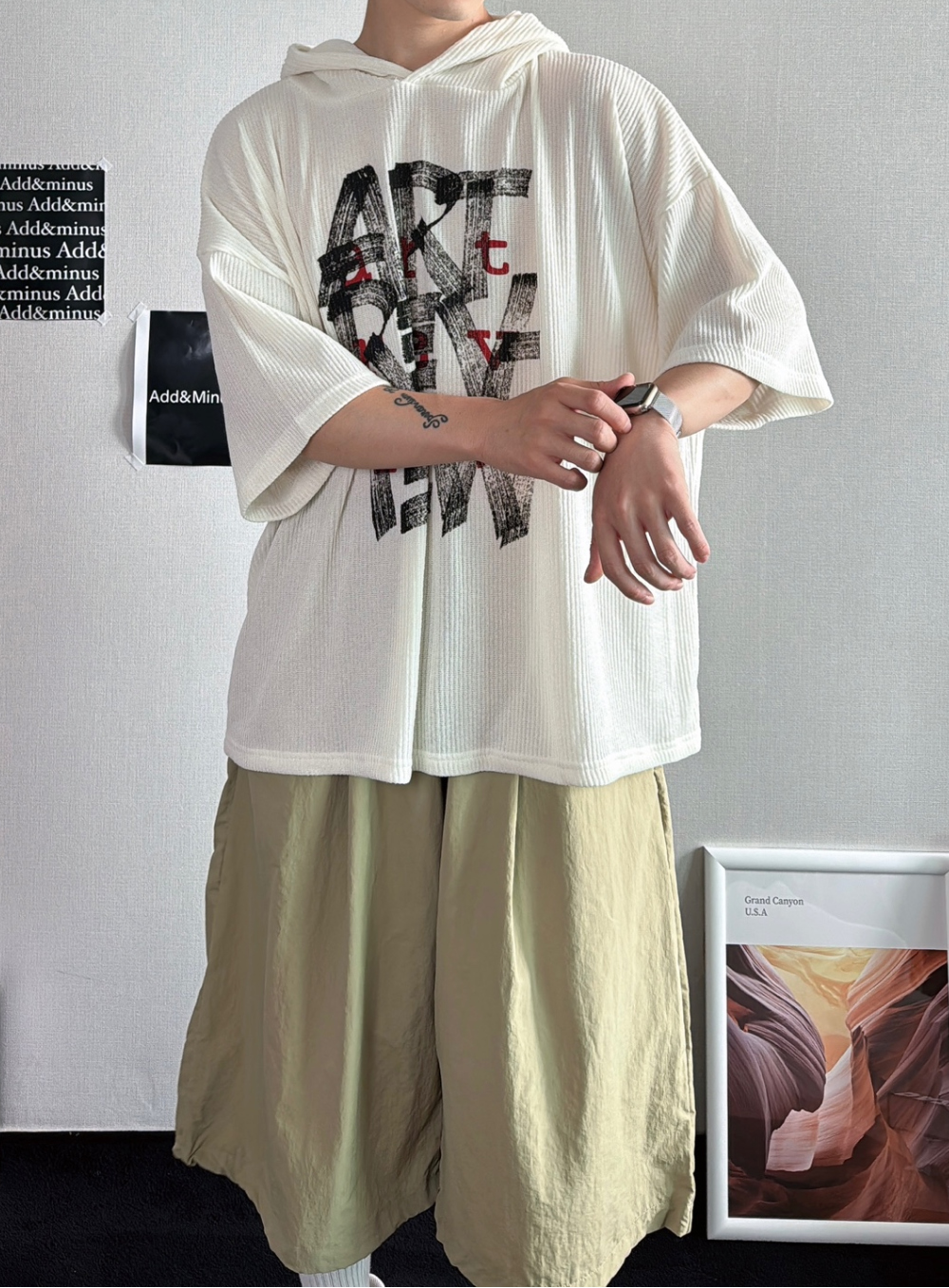 반팔 티셔츠 모델 착용 이미지-S47L75