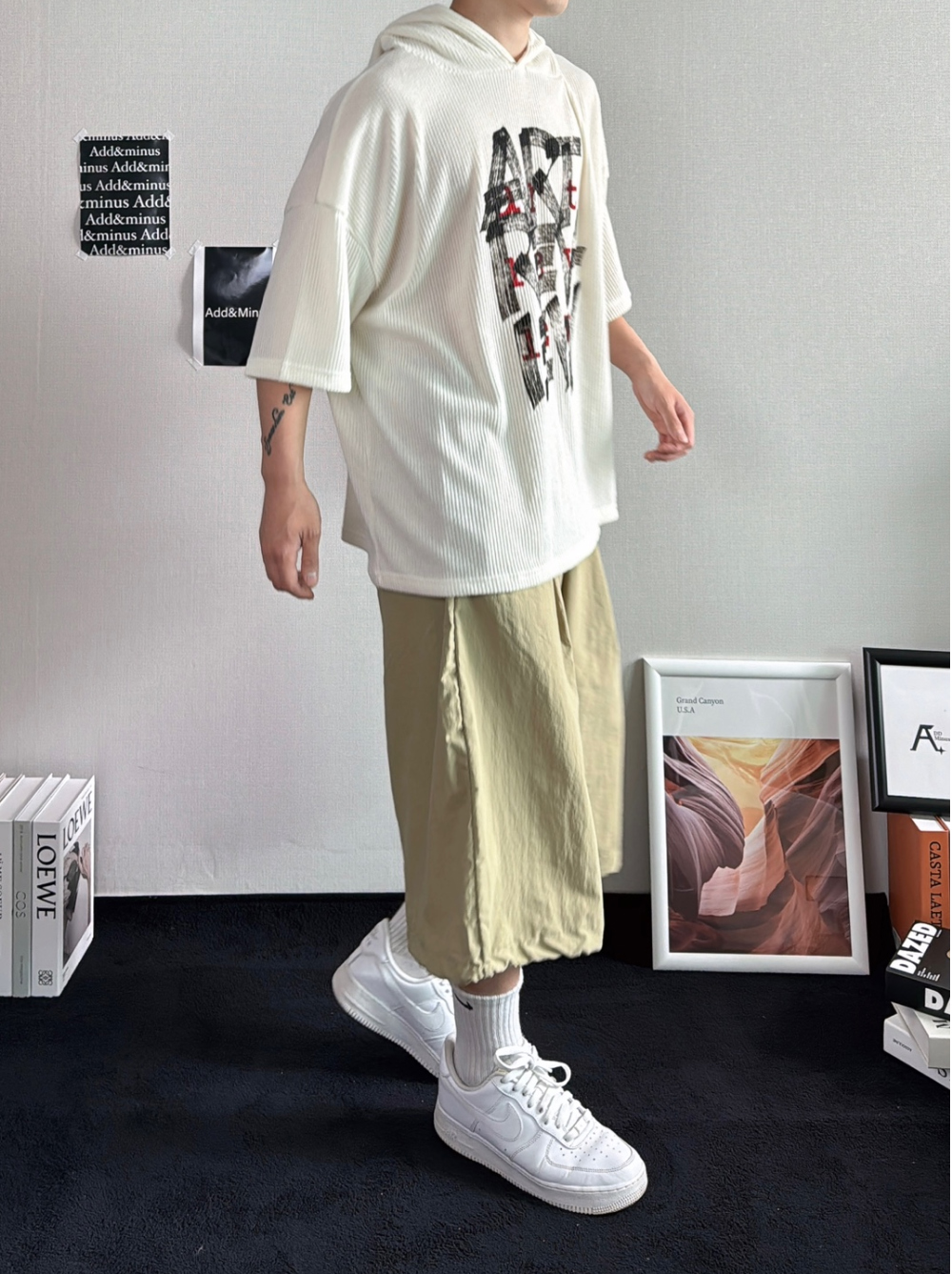 반팔 티셔츠 모델 착용 이미지-S35L72