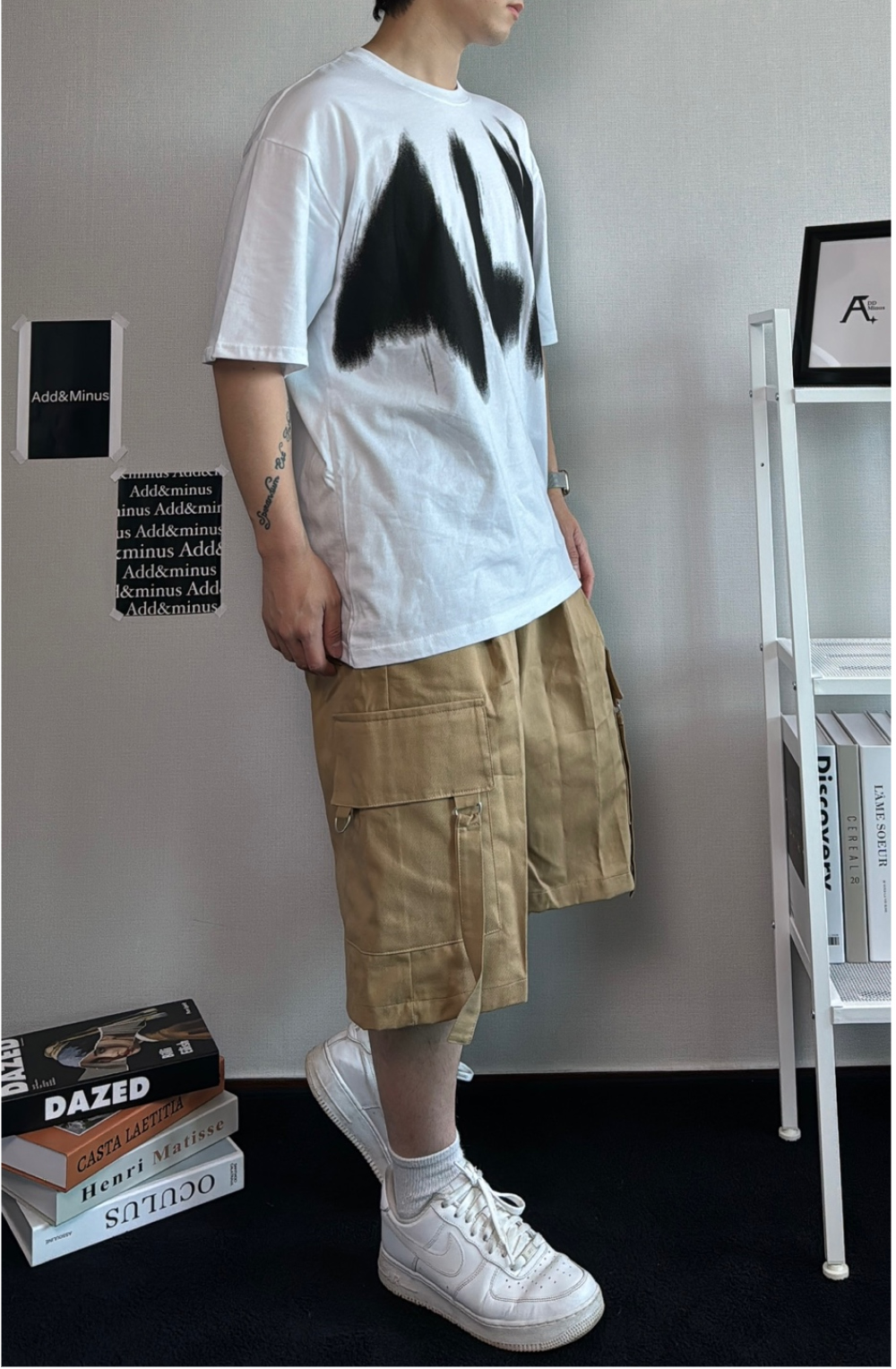 반팔 티셔츠 모델 착용 이미지-S47L73