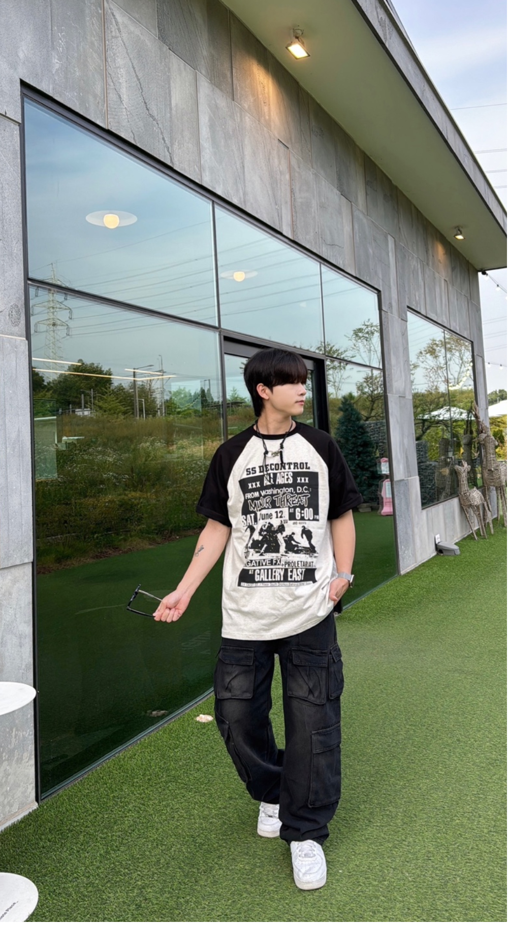 반팔 티셔츠 모델 착용 이미지-S69L70