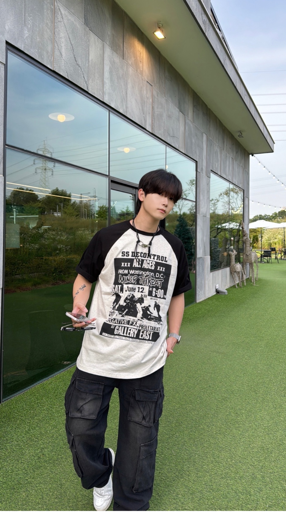 반팔 티셔츠 모델 착용 이미지-S86L3