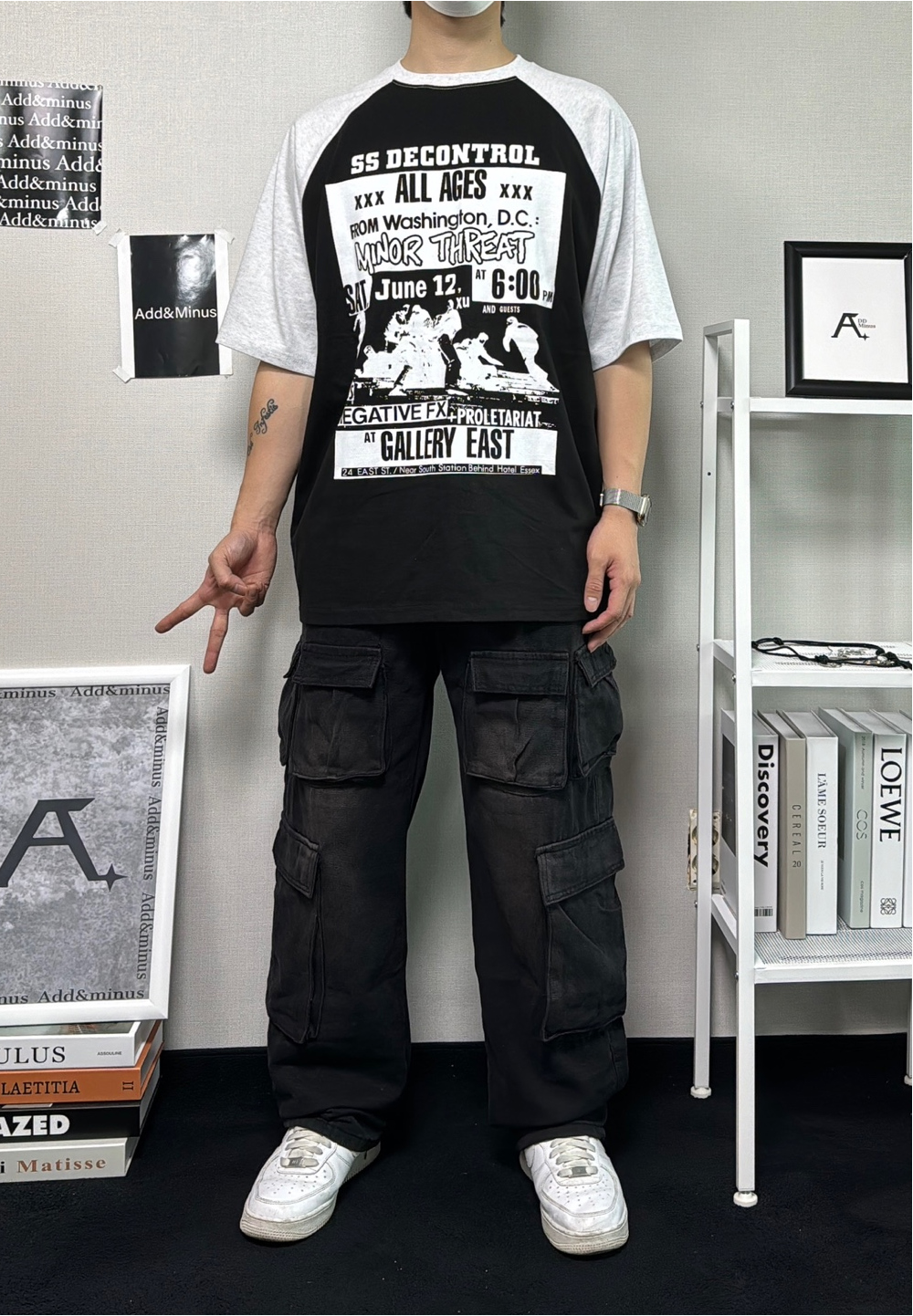 반팔 티셔츠 모델 착용 이미지-S26L77