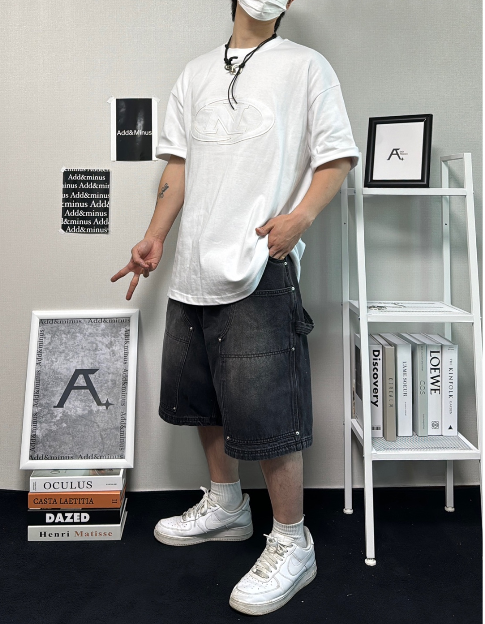 반팔 티셔츠 모델 착용 이미지-S47L74