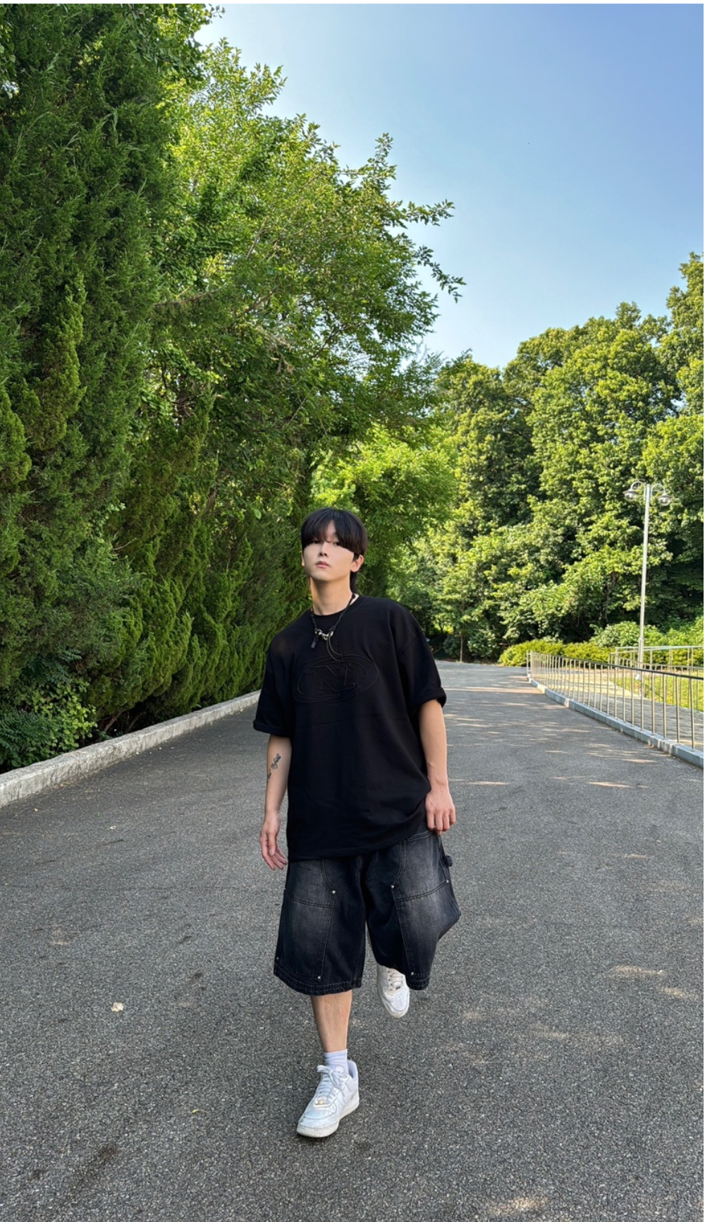 반팔 티셔츠 모델 착용 이미지-S42L1