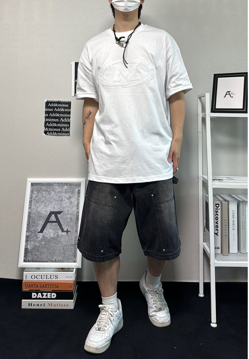 반팔 티셔츠 모델 착용 이미지-S47L73