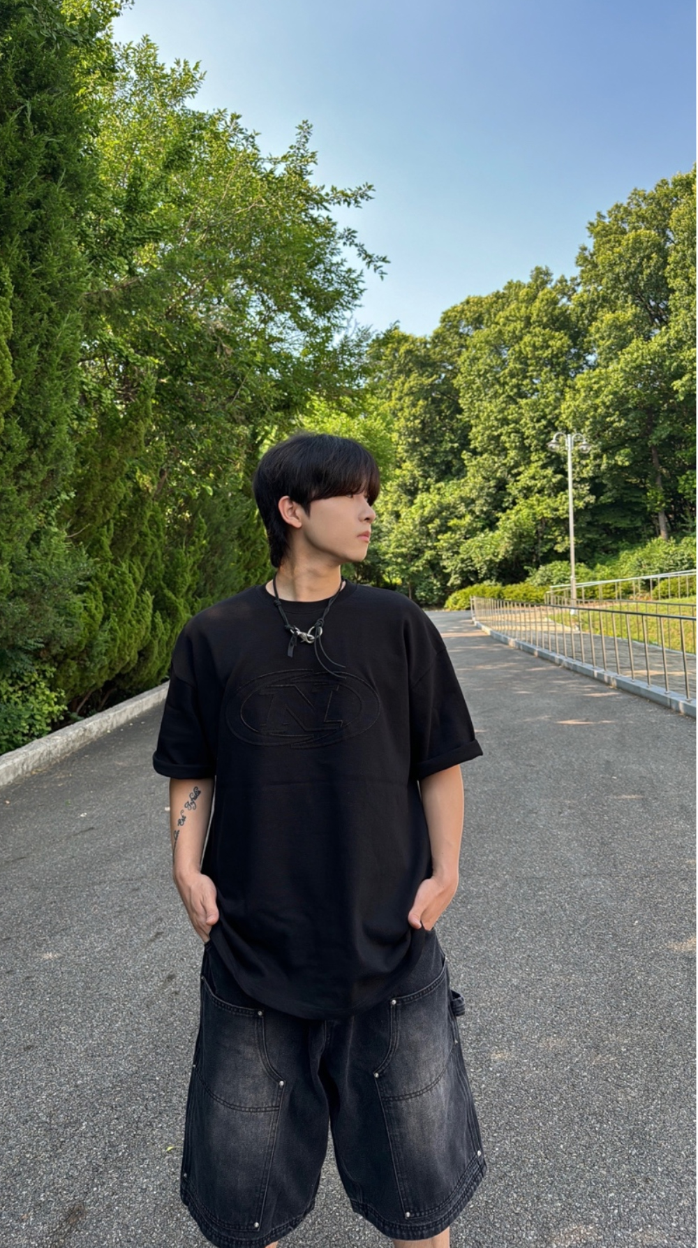 반팔 티셔츠 모델 착용 이미지-S47L72