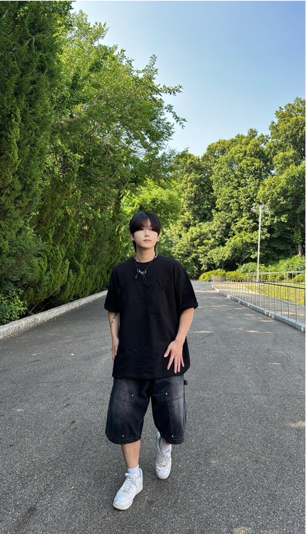 반팔 티셔츠 모델 착용 이미지-S26L77