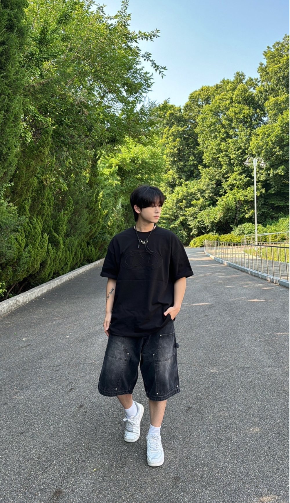 반팔 티셔츠 모델 착용 이미지-S26L23