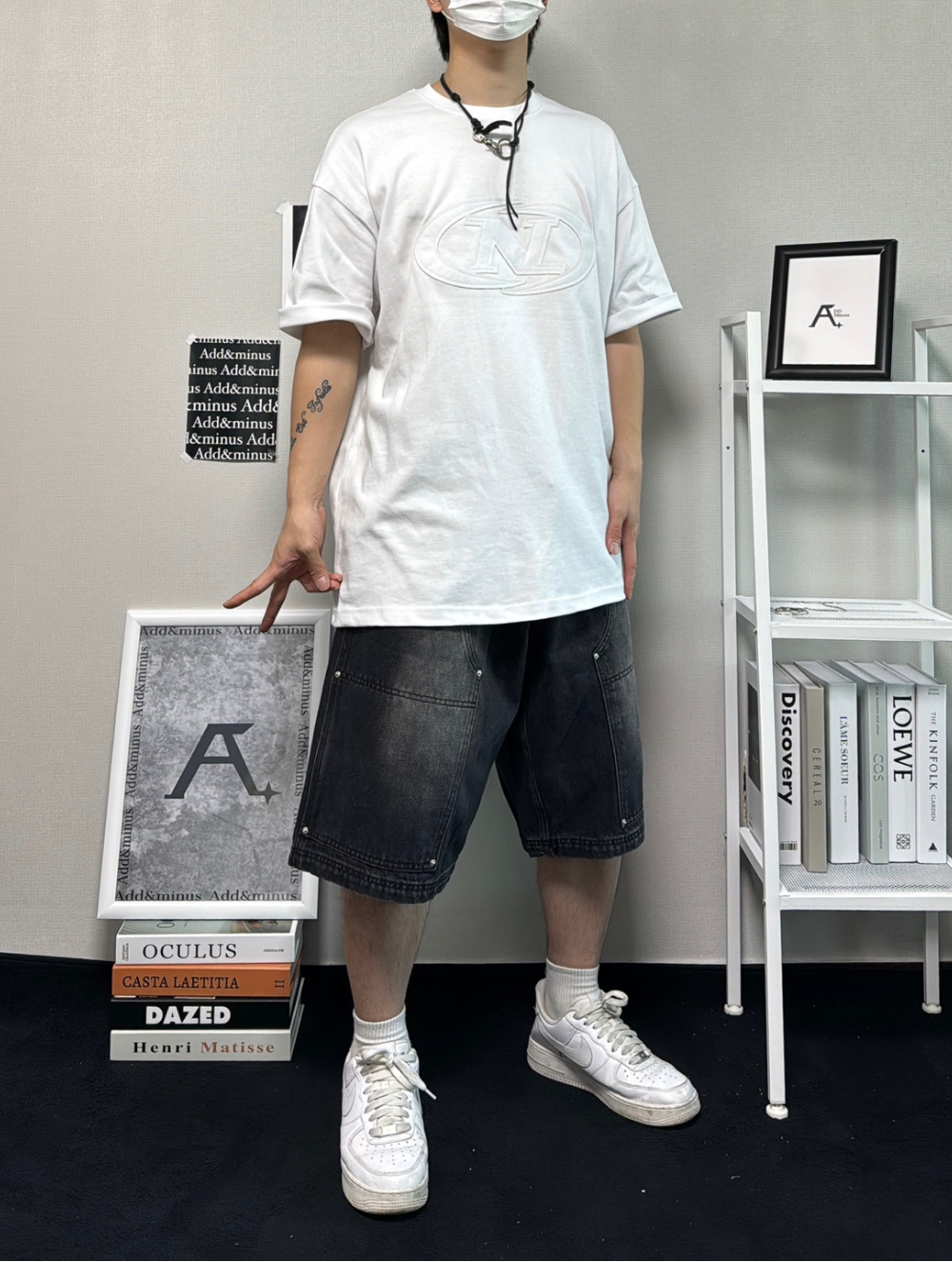 반팔 티셔츠 모델 착용 이미지-S74L1