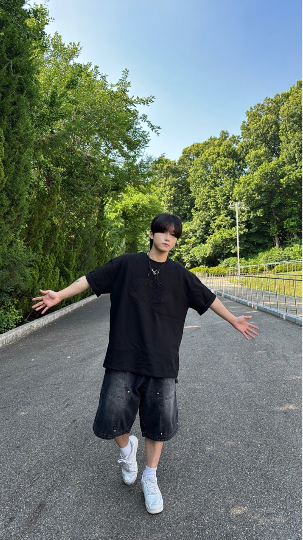 반팔 티셔츠 모델 착용 이미지-S35L70