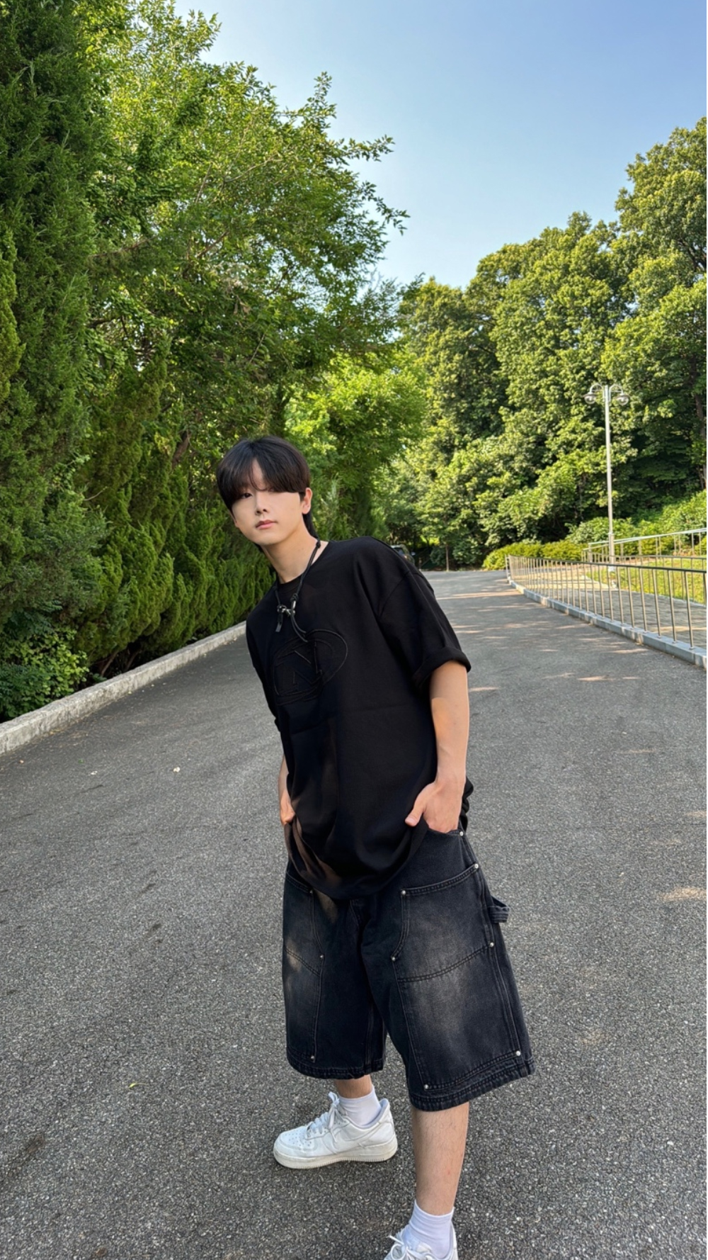 반팔 티셔츠 모델 착용 이미지-S69L70