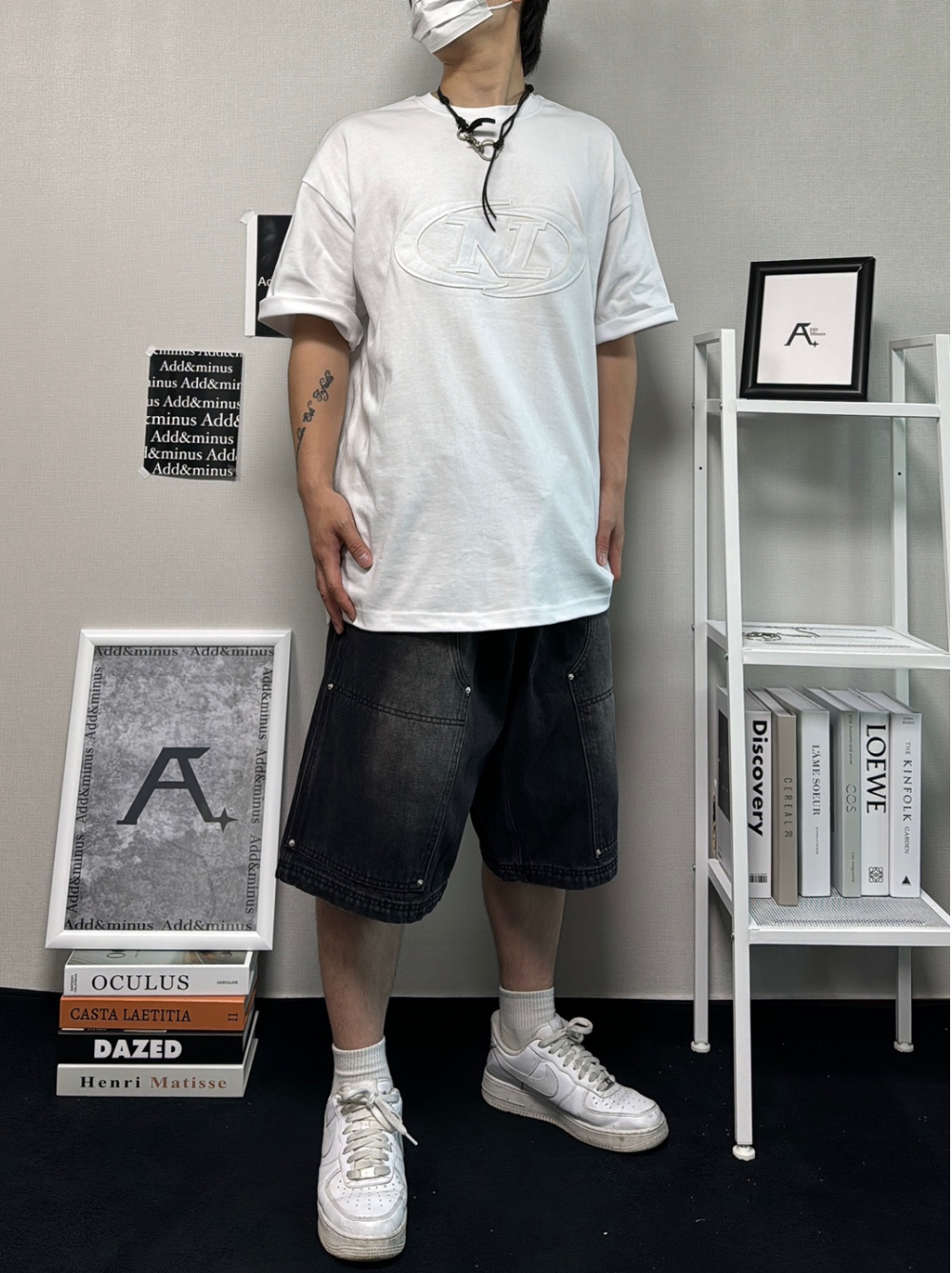 반팔 티셔츠 모델 착용 이미지-S35L72