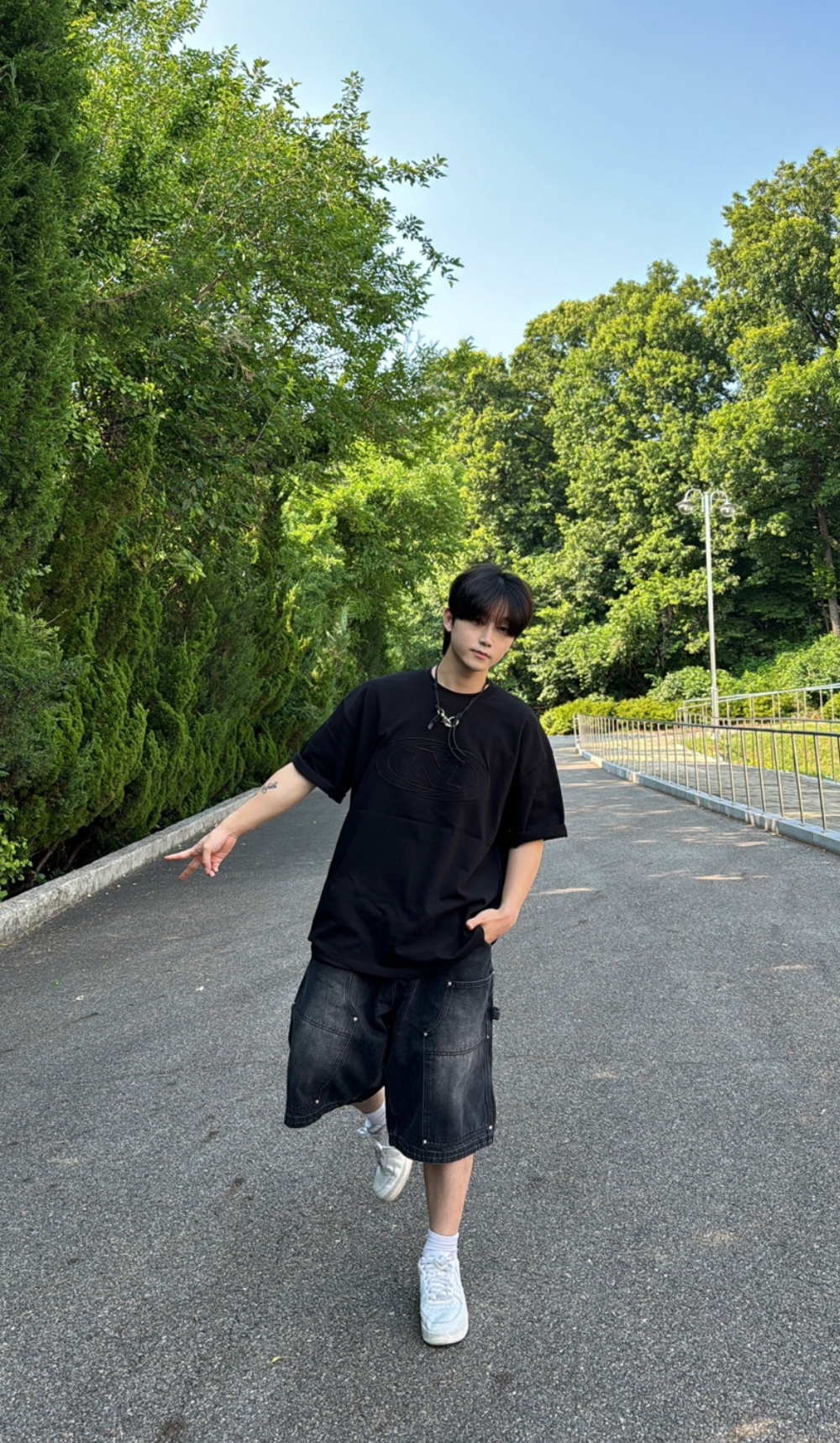 반팔 티셔츠 모델 착용 이미지-S26L21