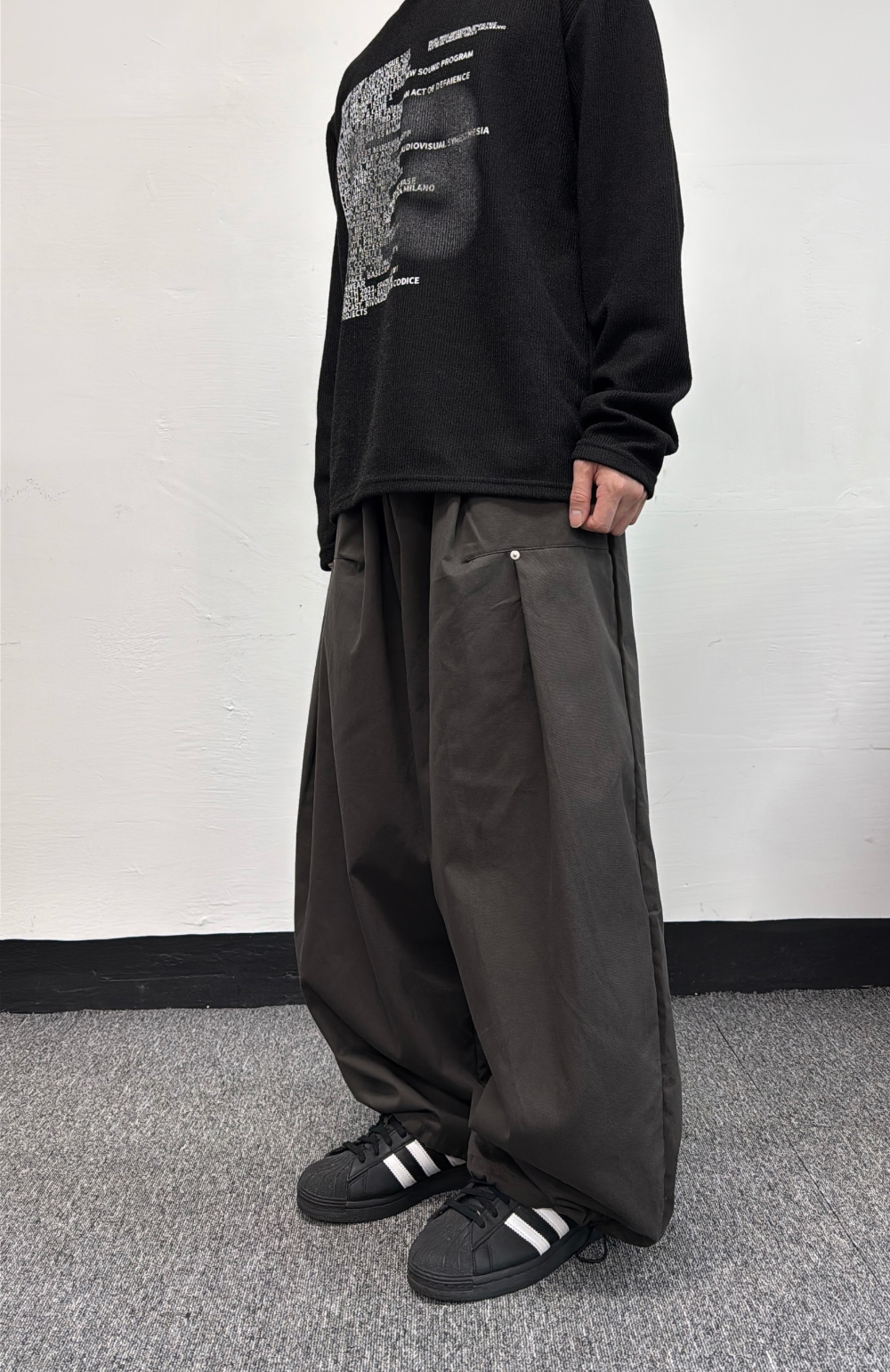 바지 모델 착용 이미지-S25L20