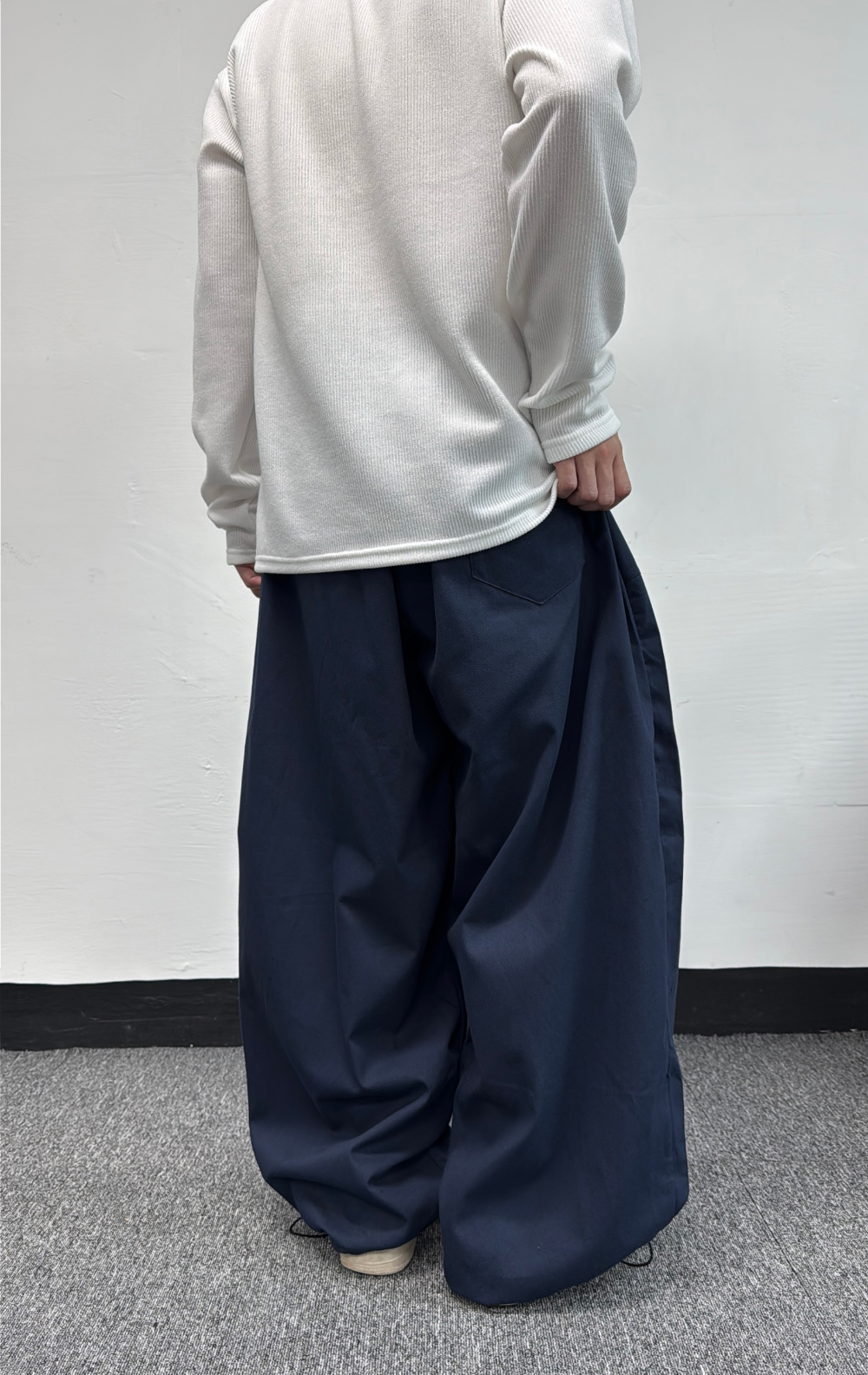 바지 모델 착용 이미지-S25L27