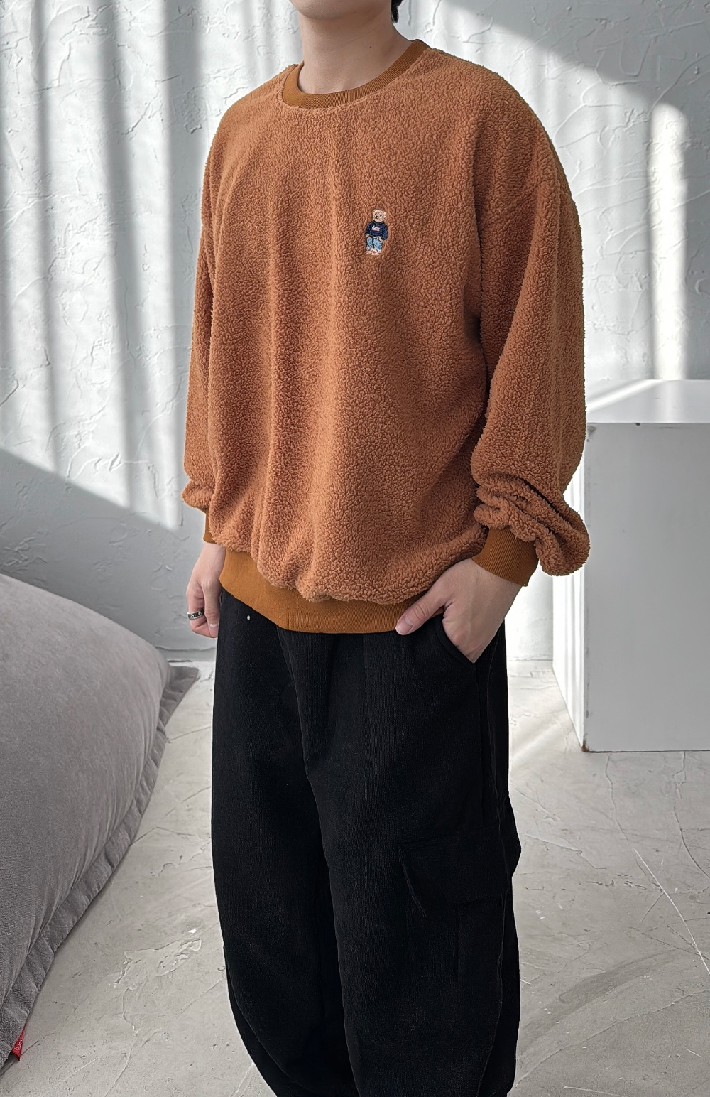 긴팔 티셔츠 모델 착용 이미지-S37L52